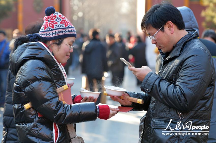 Distribution gratuite de bouillie pour la Fête Laba au Temple des Lamas de Beijing (15)