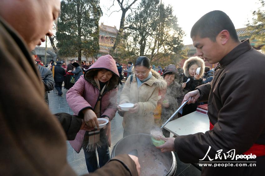 Distribution gratuite de bouillie pour la Fête Laba au Temple des Lamas de Beijing (14)