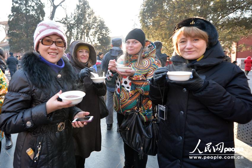 Distribution gratuite de bouillie pour la Fête Laba au Temple des Lamas de Beijing (13)