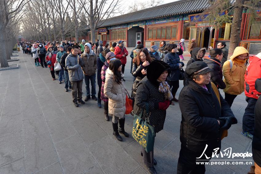 Distribution gratuite de bouillie pour la Fête Laba au Temple des Lamas de Beijing (11)