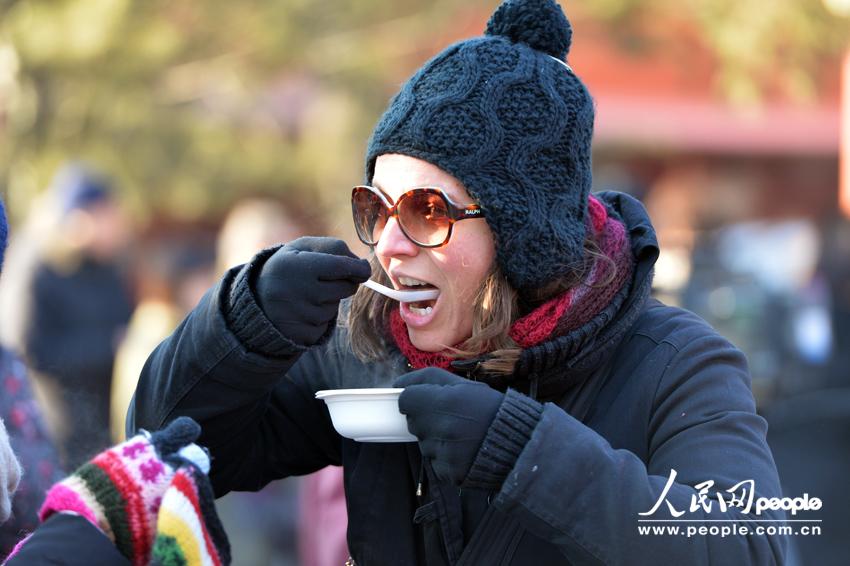 Distribution gratuite de bouillie pour la Fête Laba au Temple des Lamas de Beijing (10)