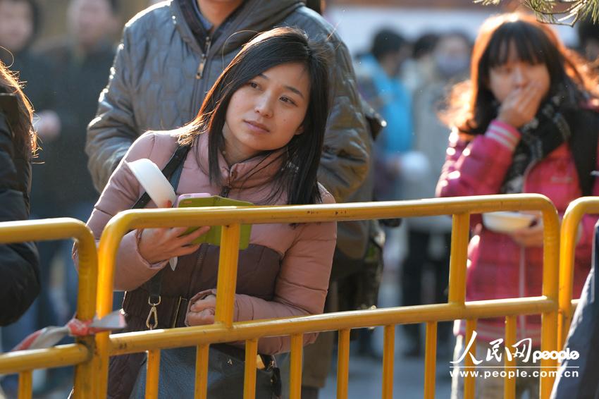 Distribution gratuite de bouillie pour la Fête Laba au Temple des Lamas de Beijing (8)