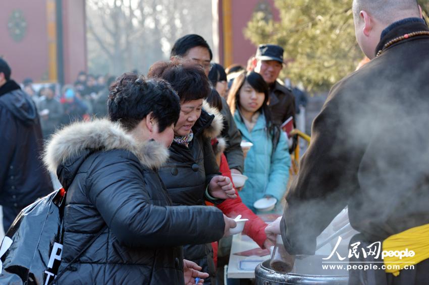 Distribution gratuite de bouillie pour la Fête Laba au Temple des Lamas de Beijing (6)