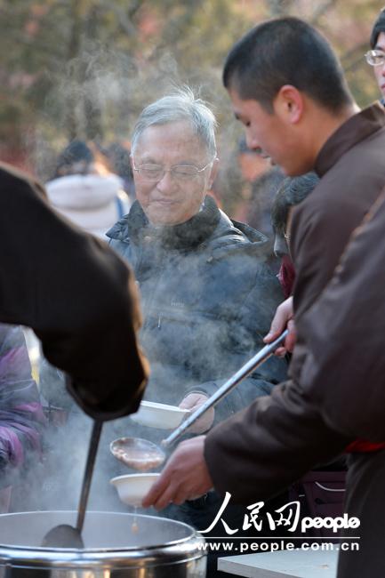 Distribution gratuite de bouillie pour la Fête Laba au Temple des Lamas de Beijing (5)