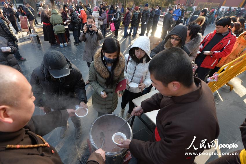 Distribution gratuite de bouillie pour la Fête Laba au Temple des Lamas de Beijing (4)