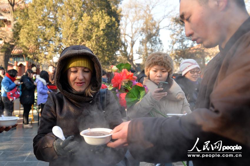 Distribution gratuite de bouillie pour la Fête Laba au Temple des Lamas de Beijing (3)