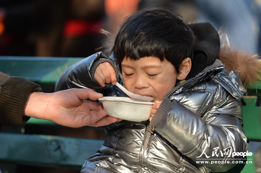 Distribution gratuite de bouillie pour la Fête Laba au Temple des Lamas de Beijing (2)