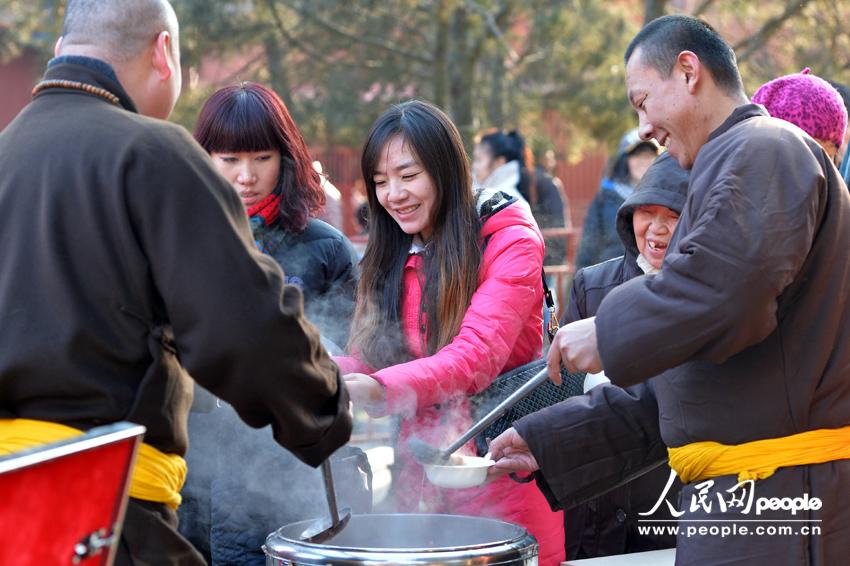 Distribution gratuite de bouillie pour la Fête Laba au Temple des Lamas de Beijing