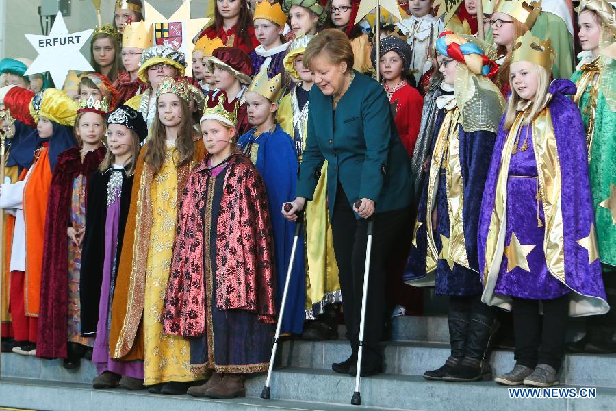 La chancelière allemande Angela Merkel pose avec des béquilles lors d'un événement caritatif, à la chancellerie, à Berlin, capitale allemande, le 7 janvier 2014. Merkel s'est blessée au bassin lorsqu'elle faisant du ski en Suisse au cours des vacances de Noël. 