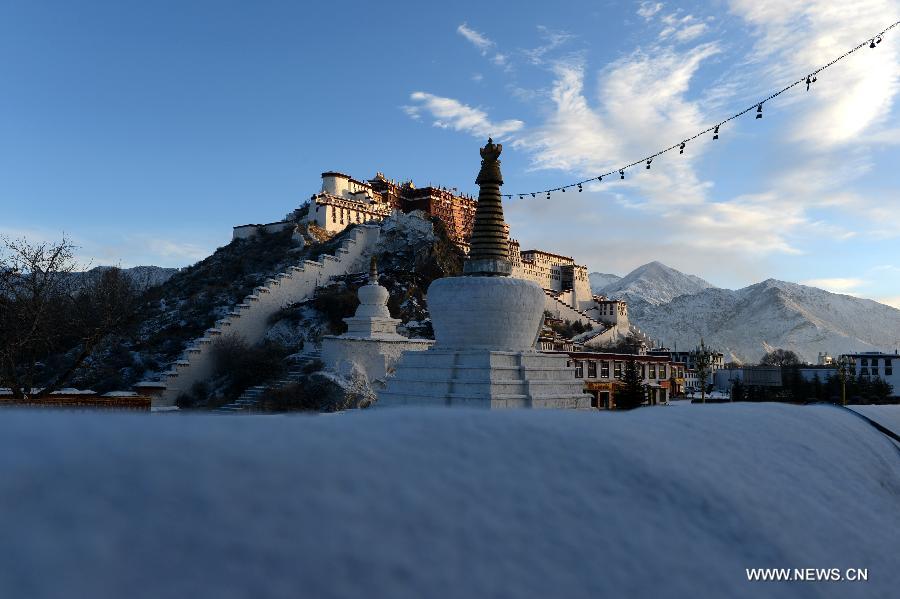 Lhassa connaît ses premières chutes de neige de l'année 2014 (3)