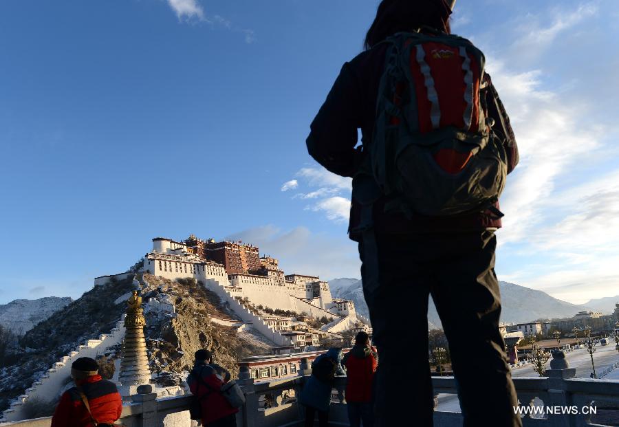 Lhassa connaît ses premières chutes de neige de l'année 2014