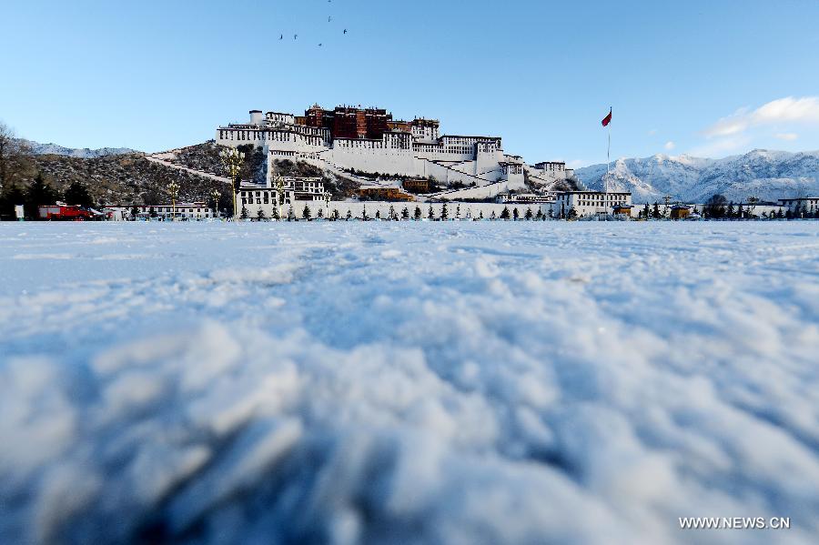 Lhassa connaît ses premières chutes de neige de l'année 2014 (4)