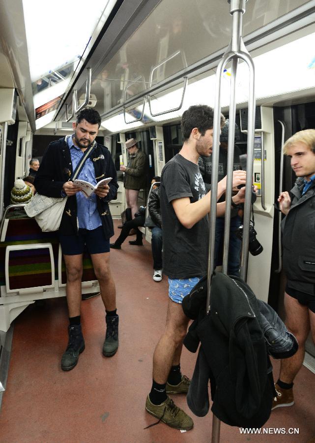 Des participants au "Sans pantalon dans le métro" à Paris, en France, le 12 janvier 2014.