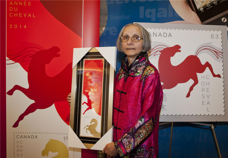 Baljit Sadhu, collectionneuse de timbres, montre sa collection de l'Année du Cheval dans un bureau de poste à Toronto, le 13 janvier 2014. [Photo / Xinhua]