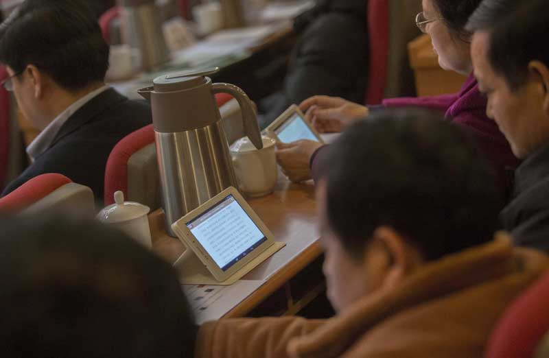 Les conseillers politiques ont à leur disposition des tablettes numériques  lors de la session plénière du comité de Nanjing de la Conférence consultative politique du peuple chinois (CCPPC), dans la capitale de la province du Jiangsu, le 11 janvier 2014.