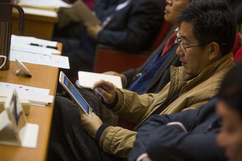 Un conseiller politique utilise une tablette lors de la session plénière du comité de Nanjing de la Conférence consultative politique du peuple chinois (CCPPC), dans la capitale de la province du Jiangsu, le 11 janvier 2014.