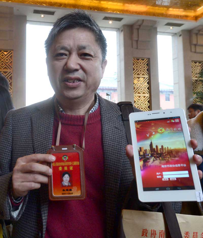 Zhu Jianlian, un enseignant du lycée de Jinling, montre sa tablette après l'enregistrement du 11 janvier 2014.