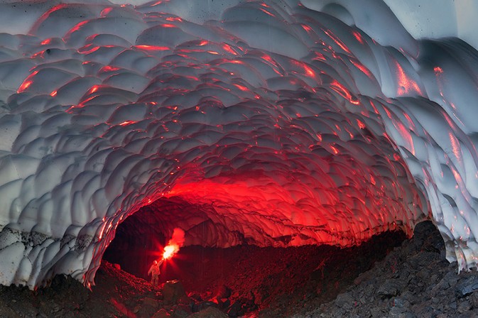 La grotte glacée du volcan Mutnovsky, Russie