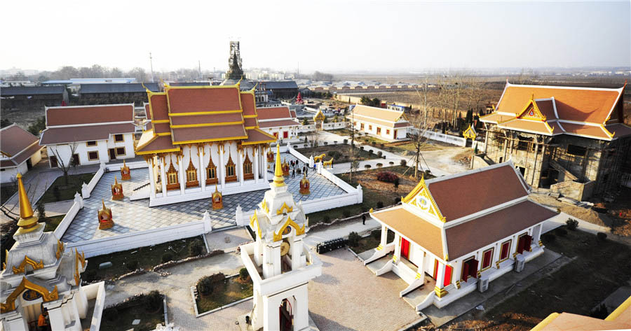 Une image aérienne qui montre une zone de temple bouddhiste de style thaïlandais dans le temple du Cheval Blanc, ou Bai Ma Si, à Luoyang dans la province du Henan au centre de la Chine, le 12 janvier 2014. [Photo / Asianewsphoto ]