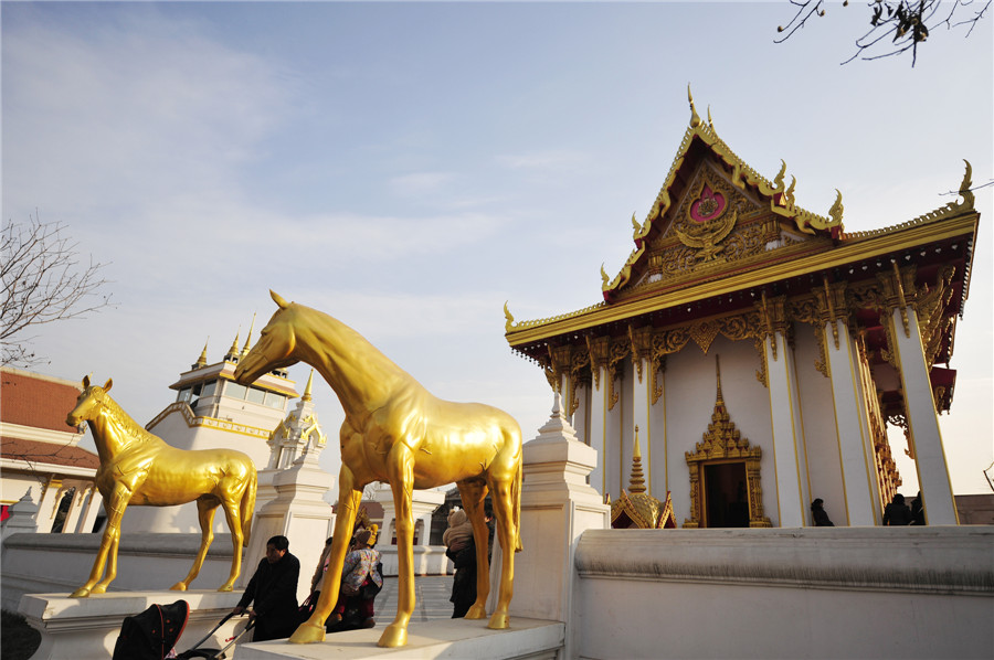 Deux statues de chevaux devant une zone de temple bouddhiste de style thaïlandais dans le temple du Cheval Blanc, ou Bai Ma Si, à Luoyang dans la province du Henan, au centre de la Chine, le 12 janvier 2014. La structure de style thaïlandais a été mise en construction en 2010 et devrait être achevée et ouverte au public dans la première moitié de 2014. Le Temple du Cheval Blanc est le premier temple bouddhiste de Chine, qui a été créé en l'an 68, sous le patronage de l'empereur Ming de la dynastie des Han de l'Est (25-225 AD) dans la capitale d'alors, Luoyang. [Photo / Asianewsphoto ]