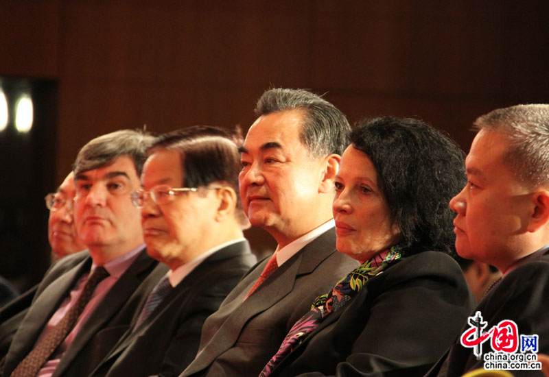 Une conférence de presse sur le cinquantième anniversaire de l'établissement des relations diplomatiques entre la France et la Chine se tient le 17 janvier 2014 au Grand Théâtre national de Chine à Beijing. (Crédit photo: Zhang Pingping)