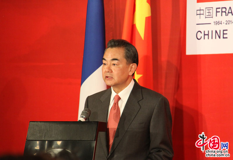 Le 17 janvier 2014, M. Wang Yi, ministre chinois des Affaires étrangères, prononce un discours lors de la conférence de presse sur le cinquantième anniversaire de l'établissement des relations diplomatiques entre la France et la Chine. (Crédit photo: Zhang Pingping, China.org.cn)