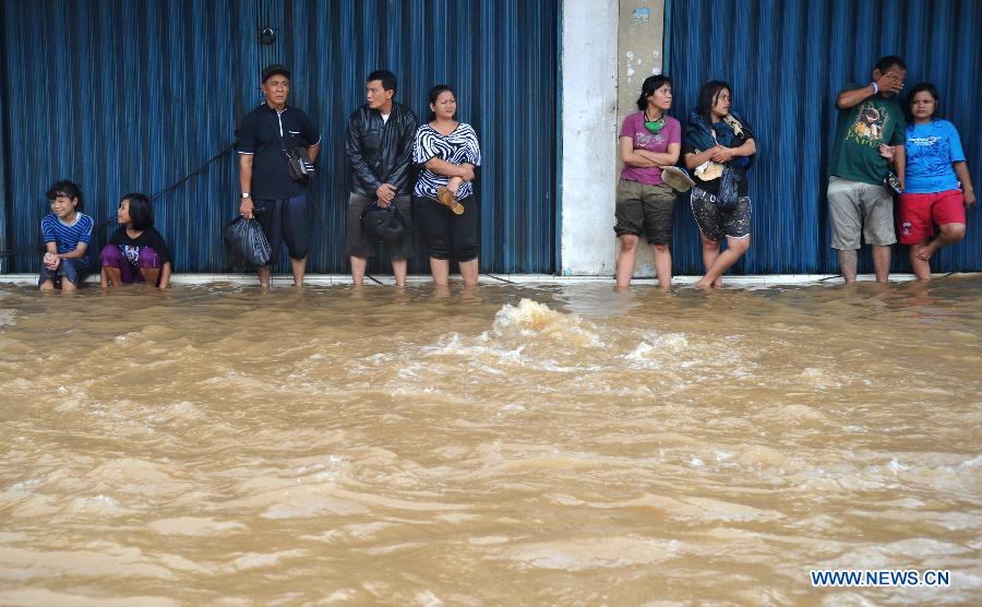 Indonésie : des inondations font 7 morts et 11 000 déplacés à Jakarta  (4)