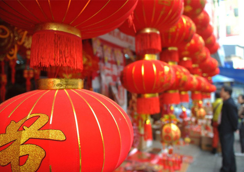 Des habitants choisissent des lanternes rouges dans la ville de Qionghai, dans la Province de Hainan, en Chine du Sud, le 18 janvier 2014. [photo / icpress.cn]