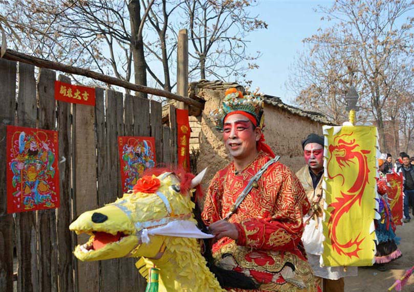 Une troupe d'art populaire donne une représentation dans le village deSuyang, dans la municipalité de Luoyang, dans la Province du Henan, en Chine centrale, le 17 janvier 2014. [photo / icpress.cn]