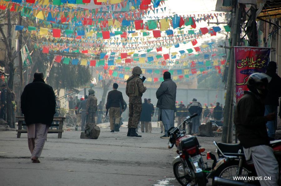 Pakistan: 13 morts dans un attentat suicide sur un marché (2)