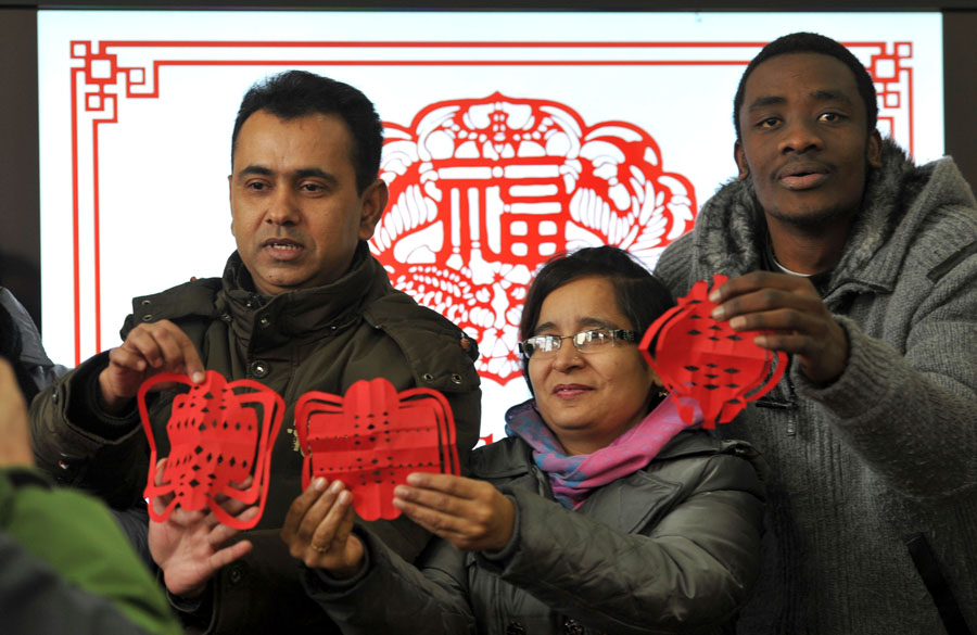 Le 20 janvier 2014, à Nanjing, des étudiants étrangers sont fiers de montrer leurs œuvres de papier découpé. Le découpage de papier, ou Jianzhi, un art populaire traditionnel, est largement utilisé en Chine pour les décorations de fête.