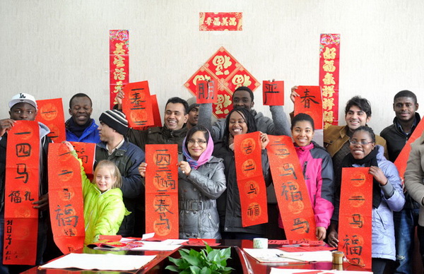 Des étudiants internationaux prennent la pose avec leurs couplets à Nanjing, la province du Jiangsu en Chine orientale, le 20 janvier 2014.