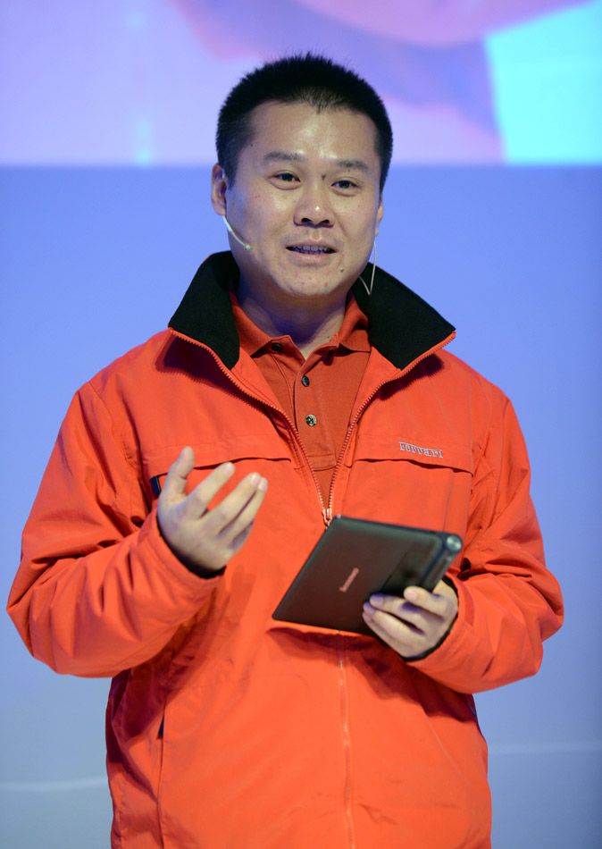 Chen Xudong, vice-président de Lenovo, prononce un discours lors de l'exposition d'ouverture. 