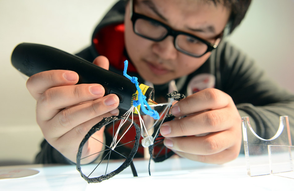 Un concepteur réalise un vélo à l'aide de la technologie d'impression 3D 