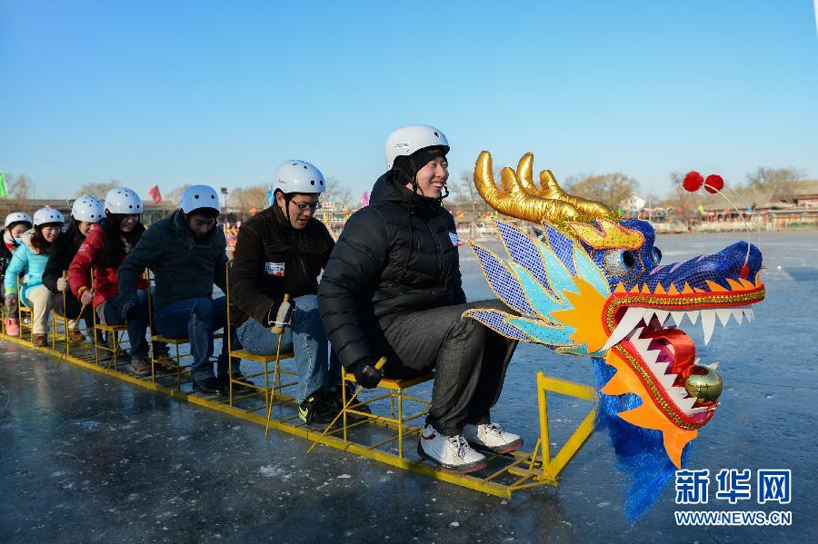 Le 21 janvier, des touristes participent à une course de bateaux-dragons sur glace.