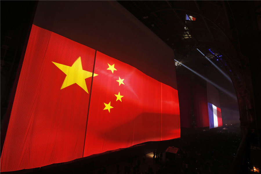 Des drapeaux géants chinois et français sont affichés lors de l'événement la "Nuit de Chine".