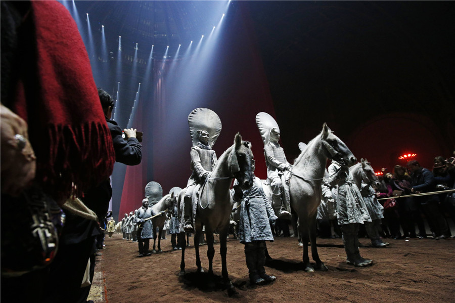 Des artistes à cheval, lors d'un spectacle équestre chorégraphié par Bartabas pour l'événement "Nuit de Chine".