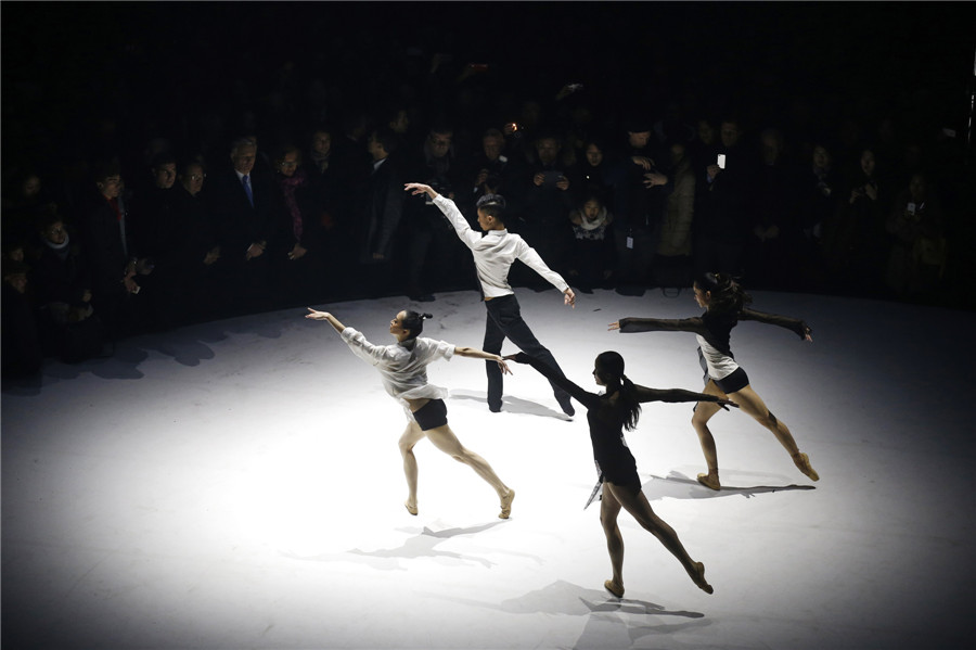 Les danseurs des Ballets nationaux chinois et français se produisent ensemble au cours du grand événement "Nuit de Chine". 