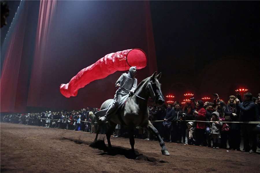 Un artiste à cheval lors d'un spectacle équestre chorégraphié par Bartabas pour l'événement "Nuit de Chine".