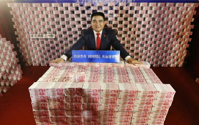 Une montagne de billets de 100 yuans pour promouvoir le prochain recensement national