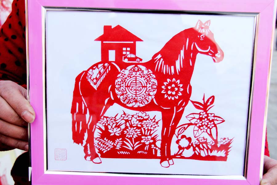 Un artiste populaire de Lianyungang, dans la province du Jiangsu, a créé une œuvre de papier découpé intitulé « Obtenir une maison immédiatement ». La prononciation de « sur le cheval » en chinois a également le sens d'«immédiatement ». Dans le travail de papier découpé, il y a une maison sur un cheval, qui signifie « avoir une maison immédiatement ».