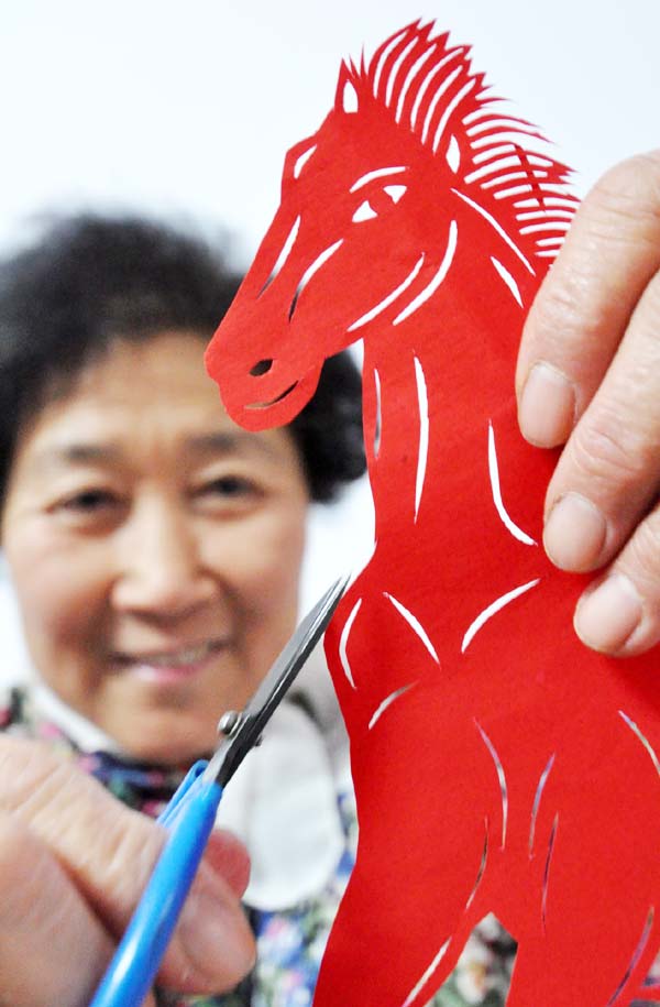 Cai Chun'e a créé un cheval avec la technique du papier découpé traditionnel à Handan, dans la province du Hebei.