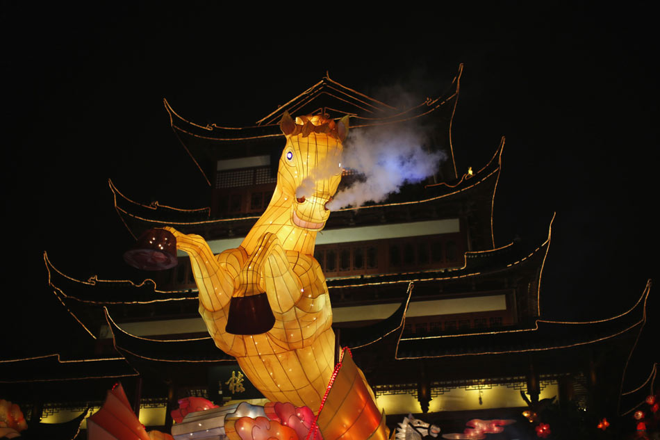 Une lanterne géante représentant un cheval vue parmi les décorations du Nouvel An chinois au Jardin Yuyuan, dans le centre de Shanghai, le 25 janvier 2014. [Photo / agences]
