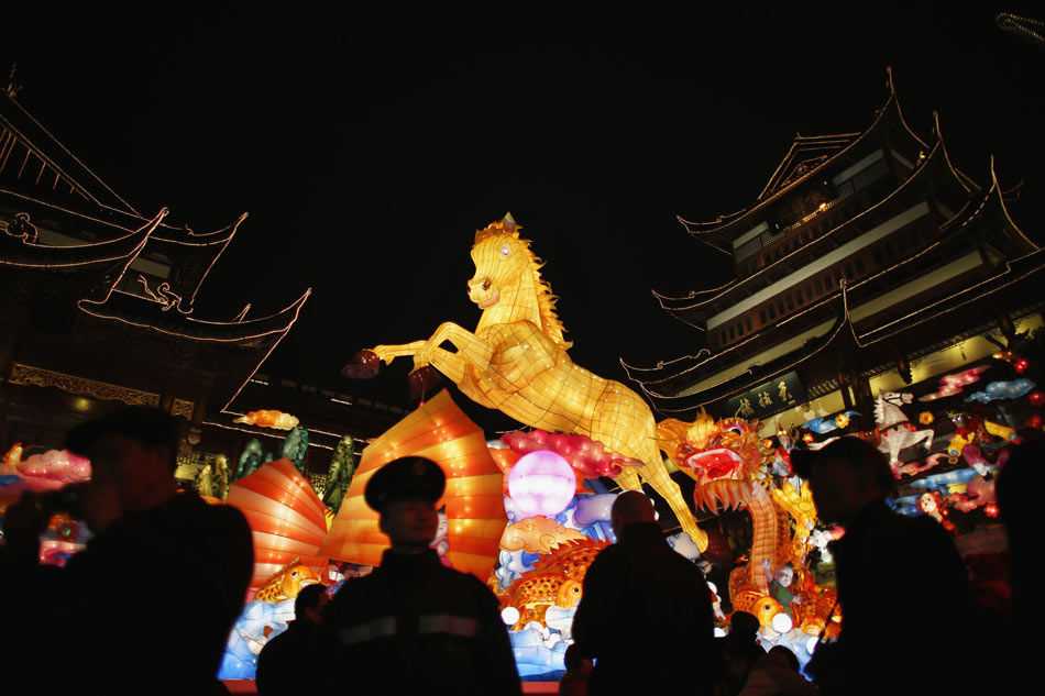 Une lanterne géante représentant un cheval vue parmi les décorations du Nouvel An chinois au Jardin Yuyuan, dans le centre de Shanghai, le 25 janvier 2014. [Photo / agences]