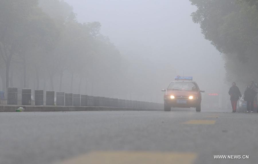 Le brouillard perturbe le trafic routier et aérien dans le centre de la Chine