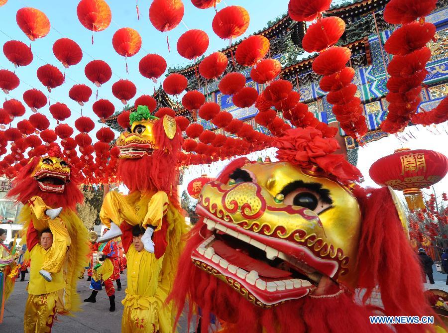 Des artistes lors de la foire du temple dans le parc du Temple de la Terre (Ditan) à Beijing, capitale de la Chine, le 30 janvier 2014. La 29e Foire du temple dans le parc du Temple de la Terre ouvre ses portes au public jeudi.