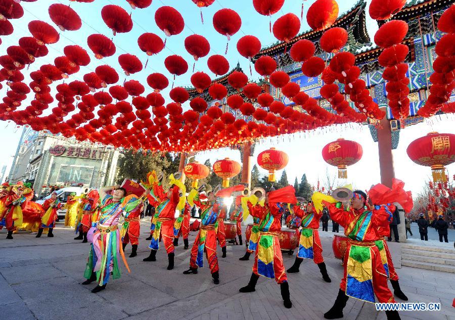 Des artistes lors de la foire du temple dans le parc du Temple de la Terre (Ditan) à Beijing, capitale de la Chine, le 30 janvier 2014. La 29e Foire du temple dans le parc du Temple de la Terre ouvre ses portes au public jeudi.