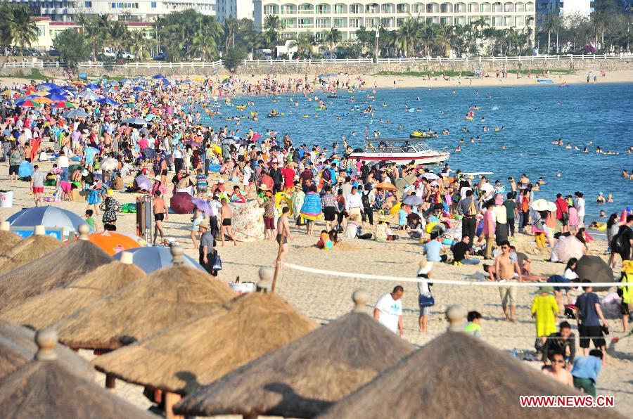 De nombreux touristes voyagent au Hainan pour célébrer la fête du Printemps