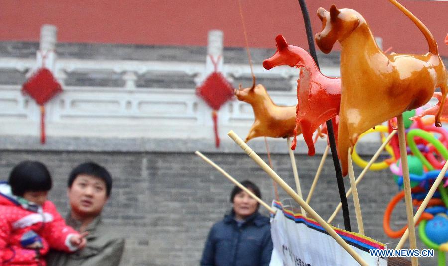 Photo prise le 31 janvier 2014 lors d'une foire du temple pour célébrer la Fête du Printemps à Zhengzhou, capitale de la province du Henan (centre de la Chine)