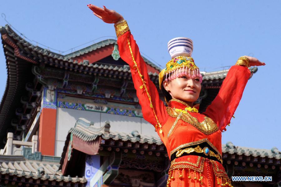 Photo prise le 1er février 2014 montrant une actrice lors de la cérémonie d'ouverture d'une foire du temple pour célébrer la Fête du Printemps à Lanzhou, capitale de la province du Gansu (nord-ouest de la Chine)